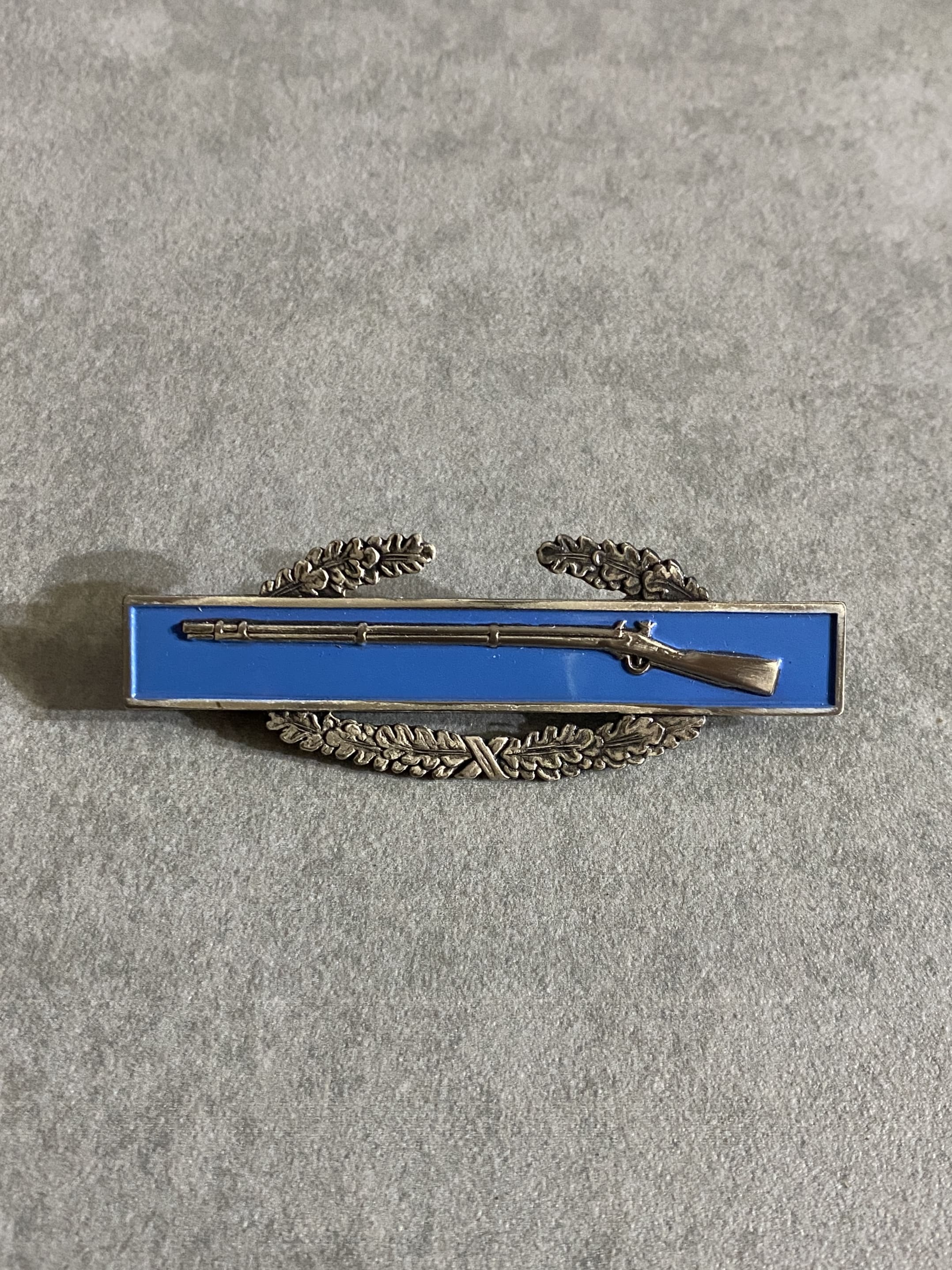 米軍放出品

U.S. Army Combat Infantryman Badge

【カラー】ブルー

【サイズ】約2.5×7.5cm

アメリカ陸軍軍人に与えられる徽章、戦闘歩兵章。

授与基準としては敵と直接的に交戦したか、
敵との交戦に直接的に関与したか、もしくは敵の攻撃を受けたか。

1943年に制定されて以来、現在も授与され続けています。

※画像の程度とは若干異なる場合がございますので予めご了承下さい。
(キズ、へこみ、汚れ、穴あき、ほつれ、文字書入れ(名前、ナンバー)など