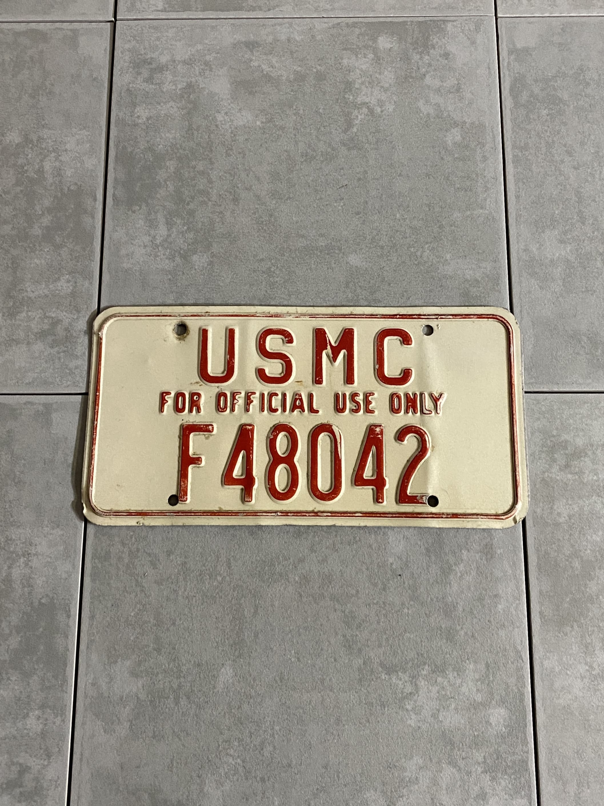 米軍放出品

USMC License Plate

【カラー】レッド

【サイズ】約15.5×31cm

【素材】アルミ

海兵隊私用車両。

沖縄ではよく見かけるナンバープレートです。

放出品の中でもナンバープレートは
人気の高いアイテム。

ガレージや車、ショップ、ご自宅などのディスプレイ用に
いかがでしょうか。

※歪みございます。

※画像の程度とは若干異なる場合がございますので予めご了承下さい。
(キズ、へこみ、汚れ、穴あき、ほつれ、文字書入れ(名前、ナンバー)など