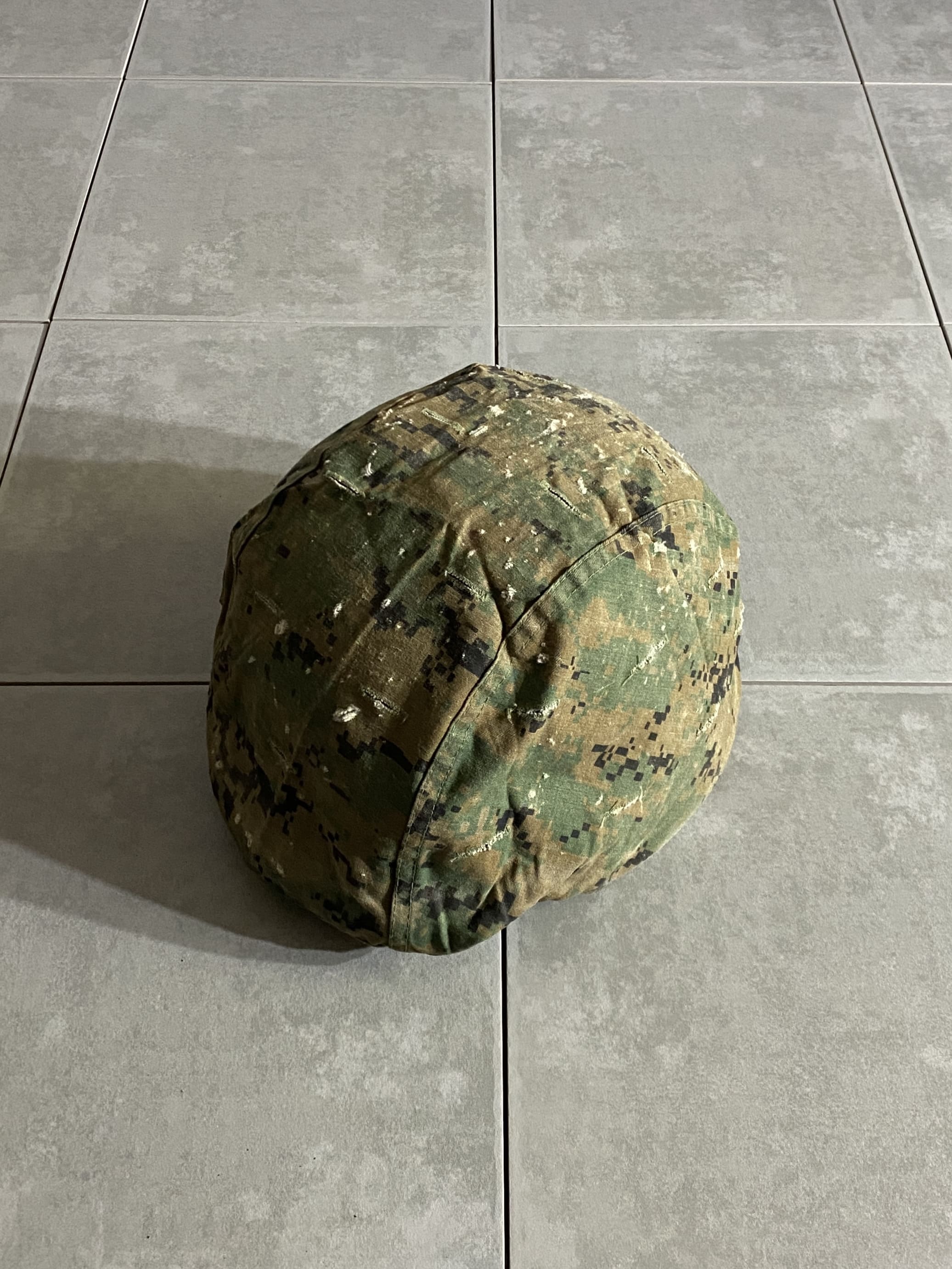 米軍放出品

PASGT HELMET WOODLAND MARPAT × DESERT MARPAT 

【カラー】ヘルメット：OD
　　　　　カバー：WOODLAND MARPAT × DESERTMARPAT 

【サイズ】M

米軍において1982年頃PASGT(地上部隊兵員個人防護システム)の
一環としてM-1ボディーアーマーベスト等と同時に採用された
ケプラー素材のヘルメット。

ヘルメットカバーはマーパット、デザートマーパットの
リバーシブル仕様なので、気分によって変えることが可能です。

今でも人気の高いアイテムの1つですが、
年々放出が減り、見かけることが少なくなっていますので
コレクター、サバゲー、ミリタリー好きの方、オススメです。