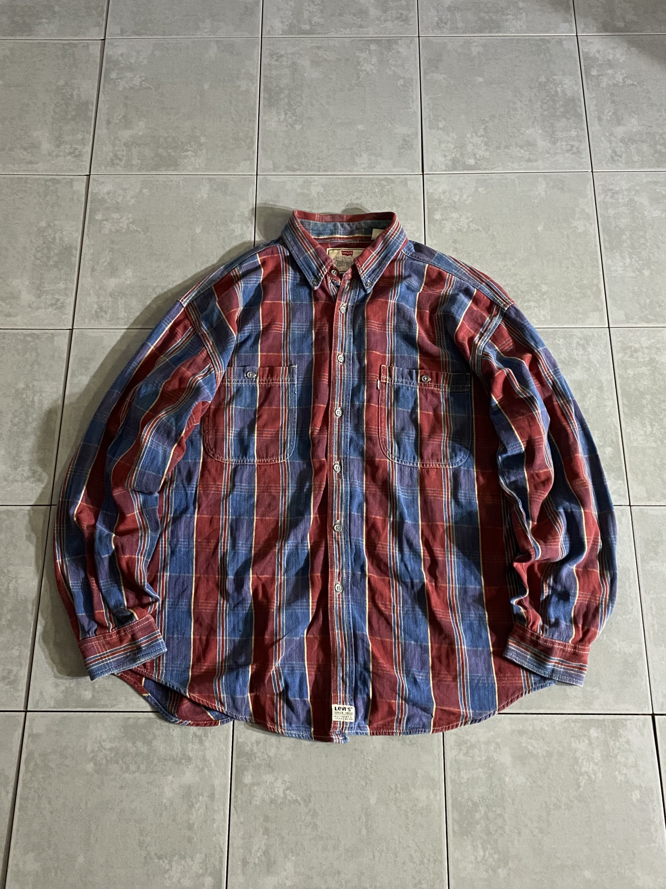 Levis

【Levis】90s Button down Shirt

【サイズ】XL
着丈：約83cm　身幅：約70cm　肩幅：約61cm　袖丈：約63cm

【素材】コットン100％

90年代、Levisのボタンダウンシャツ。

肉厚なコットン生地を使用。

褪せた色合いが大人っぽさを演出し、
ガシガシ着用できてどのスタイルにもハマる
魅力的な1着。

1つ持っておくだけで重宝する万能アイテムです。

※画像の程度とは若干異なる場合がございますので予めご了承下さい。
(キズ、へこみ、汚れ、穴あき、ほつれ、文字書入れ(名前、ナンバー)など