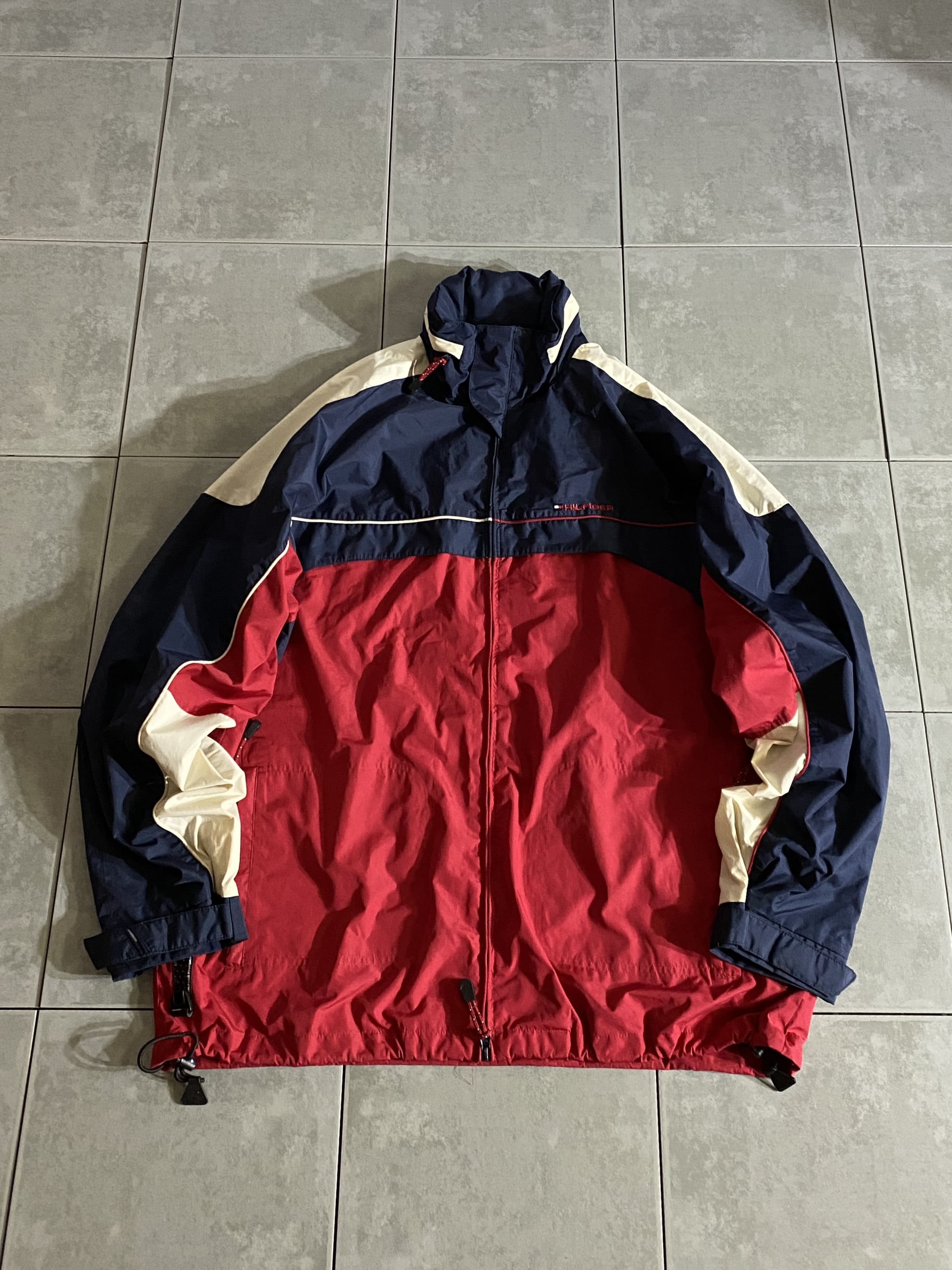 TOMMY

【TOMMY HILFIGER】Water Stop Nylon Jacket

【サイズ】XXL
着丈：約80cm　身幅：約70cm　裄丈：約95cm

【素材】ナイロン100％

TOMMY HILFIGERのナイロンジャケット。

高性能なWater Stopファブリックを採用し、
撥水性に優れた1着。

収納可能なフード付きで、内側はメッシュ素材になっており
通気性が良く快適に着用できます。

サイズも大きくストリート、スケーターファッションが
お好きな方にオススメのアイテムです。

※画像の程度とは若干異なる場合がございますので予めご了承下さい。
(キズ、へこみ、汚れ、穴あき、ほつれ、文字書入れ(名前、ナンバー)など
