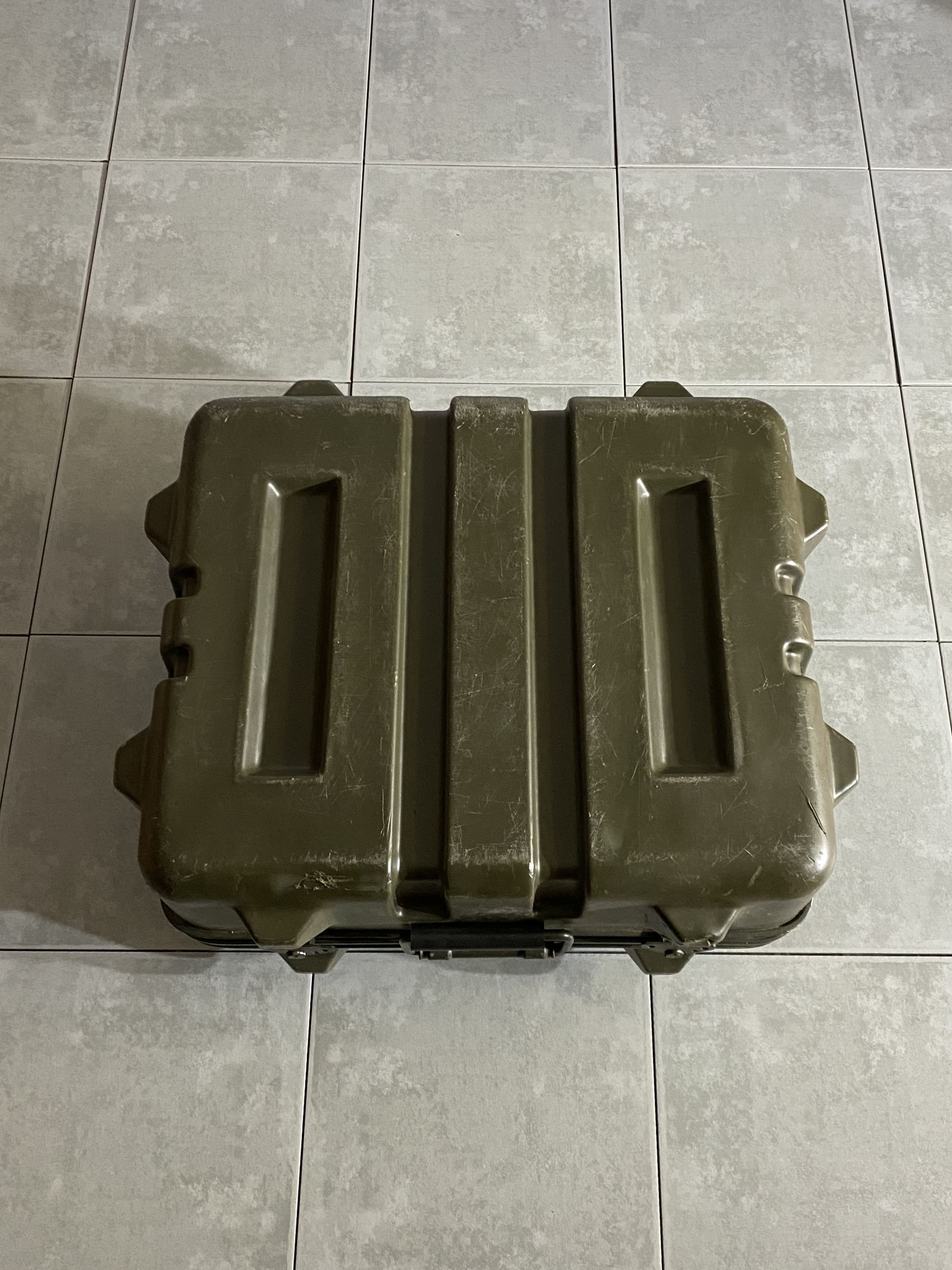 ハードケース

【SHOK-STOP】Military Box

【カラー】OD

【サイズ】約45×53×30cm

工具箱、キャンプ用品、精密機器入れに最適なハードケース。

お好みでカスタムしてディスプレイや
オブジェなどにもオススメです。

※画像の程度とは若干異なる場合がございますので予めご了承下さい。
(キズ、へこみ、汚れ、穴あき、ほつれ、文字書入れ(名前、ナンバー)など