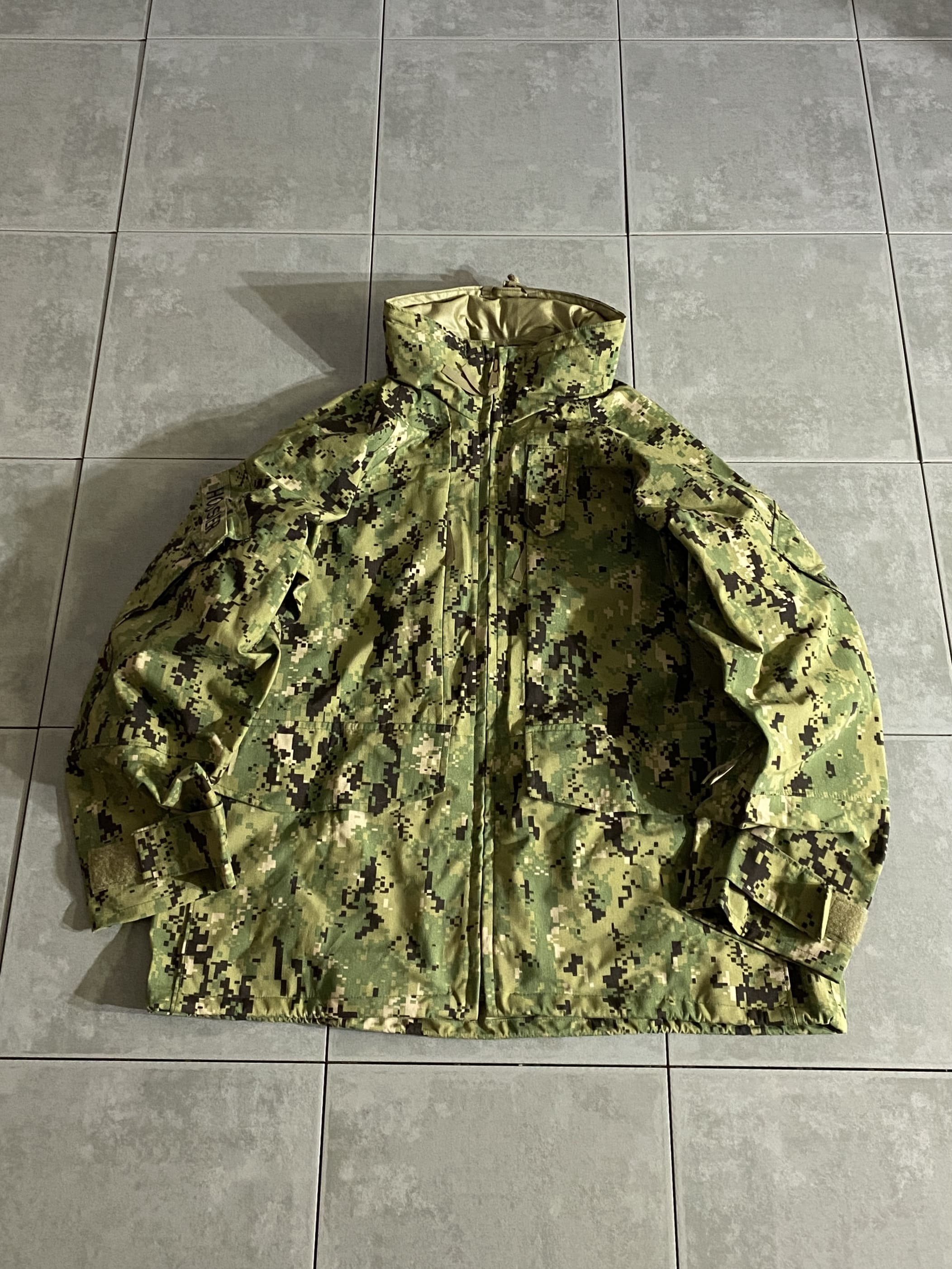 米軍放出品

U.S.NAVY NWU GORE-TEX Working Parka TYPEIII AOR2

【カラー】ウッドランド・デジタル・カモフラージュ

【サイズ】M-XS
着丈：約71cm　身幅：約63cm　裄丈：約82cm

【素材】ナイロン100％

米海軍特殊部隊SEALsやEODなど、
海軍の陸上戦闘部隊に支給されたゴアテックスパーカー。

完全防水、通気性生地のGORE-TEXを使用。

YKKの止水ジッパーで、縫い目にシームテープが貼られた
防水性抜群の1着。

収納型のフード、脇のベンチレーション、複数のポケットなど
機能性バッチリ。

雨天時はもちろん、アウトドアやタウンユースとしても
活躍するオススメアイテムです。

※画像の程度とは若干異なる場合がございますので予めご了承下さい。
(キズ、へこみ、汚れ、穴あき、ほつれ、文字書入れ(名前、ナンバー)など