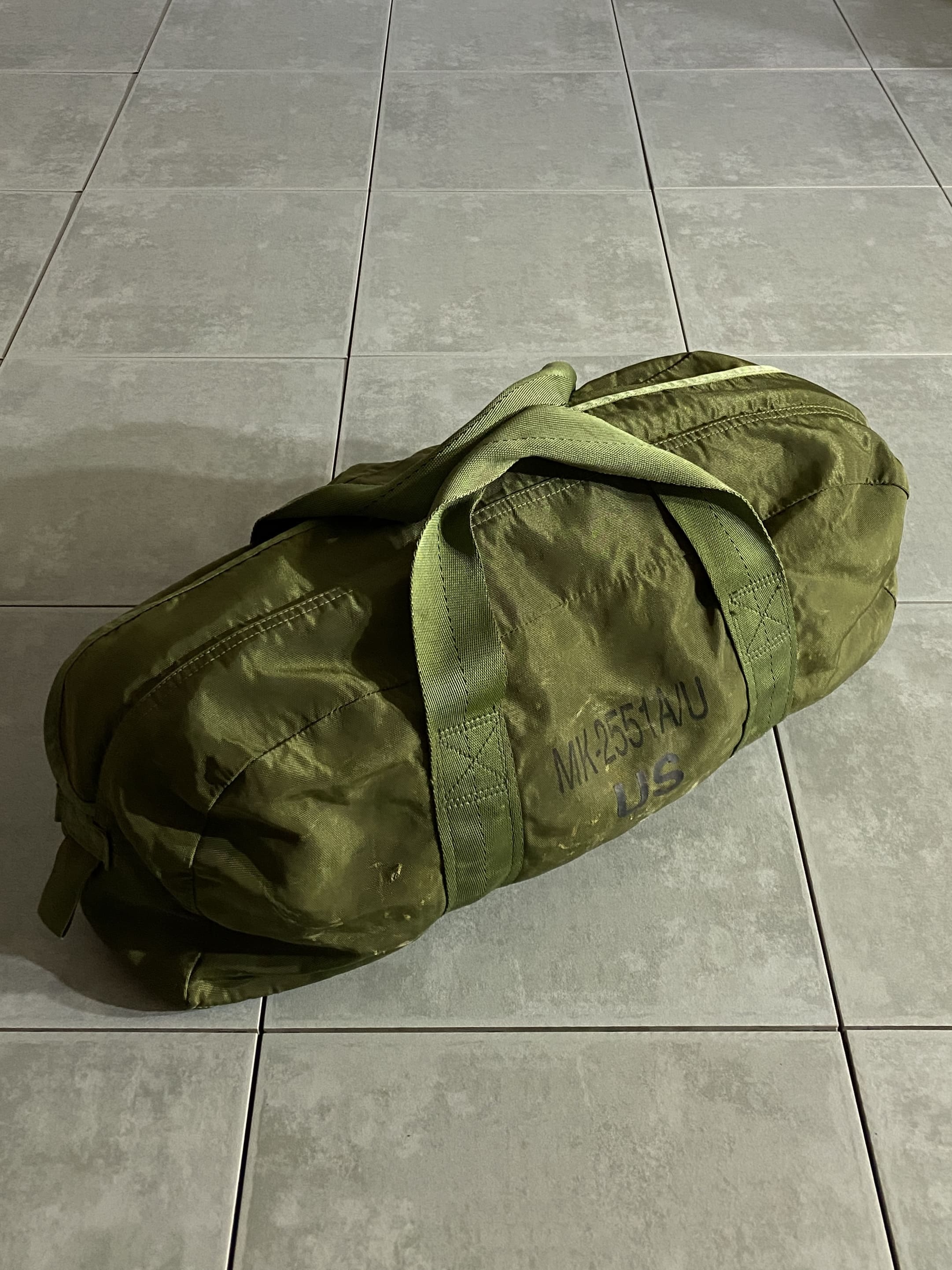 米軍放出品

US Tool Bag

【カラー】OD

【サイズ】約20×50×18cm

【素材】ナイロン

アメリカ軍で使用されているナイロン製の丈夫なツールバッグ。

全体的に使用感があり、汚れなども目立ちますが
それも相まってミリタリーらしい無骨な雰囲気満載です。

横長の少しコンパクトなサイズ感で、
持ち運びしやすい便利なアイテムです。

※画像の程度とは若干異なる場合がございますので予めご了承下さい。
(キズ、へこみ、汚れ、穴あき、ほつれ、文字書入れ(名前、ナンバー)など