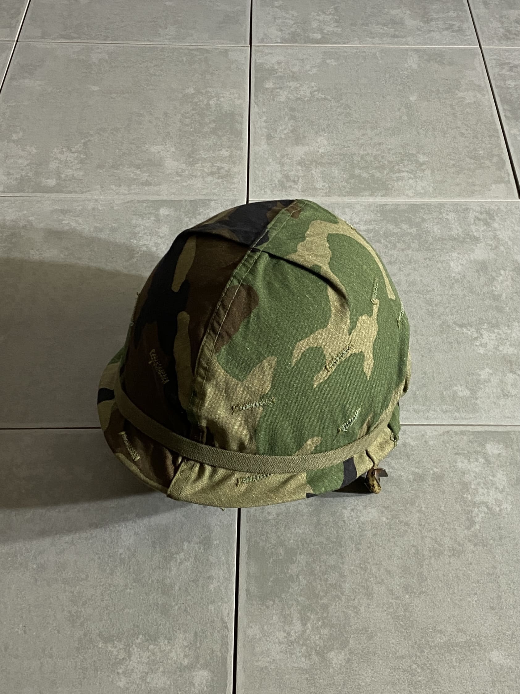 米軍放出品

M1 (M2) HELMET

【カラー】ヘルメット：OD　カバー：WOODLAND

【サイズ】FREE

大戦中に採用され、80年代後半PASGTヘルメットに
変わるまでの間、40年以上に渡って運用されたヘルメット。

ベトナム戦争を扱った映画では定番のヘルメットです。

中帽(ヘルメットライナー)に外帽(シェル)を被せる
2重構造になっており、PASGTヘルメット同様
爆発の破片などから頭を守るための仕様です。

年々放出が減り、希少価値が高くなっているアイテムの1つ。

コレクター、サバゲー、ミリタリー好きの方、オススメです。

※画像の程度とは若干異なる場合がございますので予めご了承下さい。
(キズ、へこみ、汚れ、穴あき、ほつれ、文字書入れ(名前、ナンバー)など