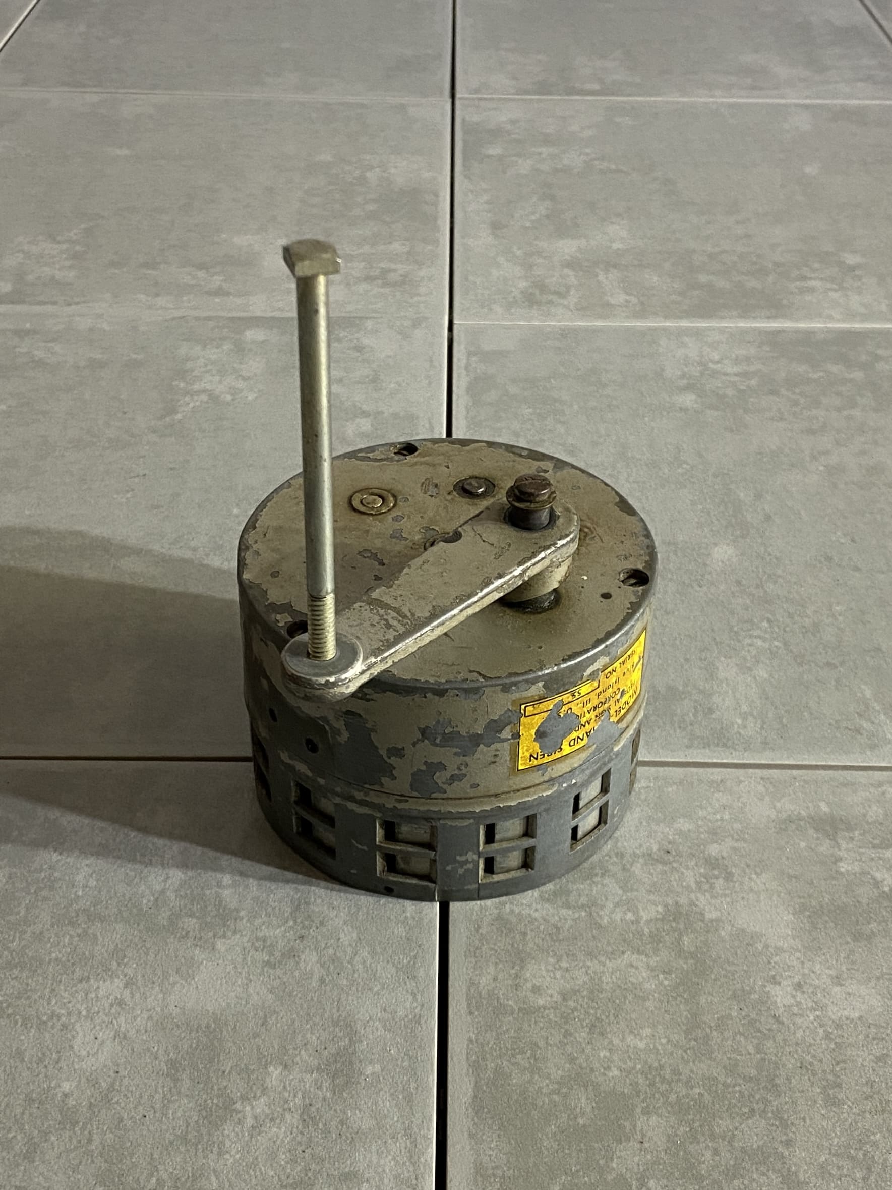 米軍放出品

MODEL-G HAND SIREN

【カラー】グレー

【サイズ】約11×11×20cm

米軍放出品の連邦信号手回しサイレン。

恐らく第二次世界大戦あたりの年代かと思われます。

使用方法は至ってシンプルで、
ハンドルを時計回りに回すとサイレンが鳴ります。

滅多に見れない希少価値の高いアイテムです。

ディスプレイやコレクションなどにいかがでしょうか。

※徐々に大きい音が出ますので
使用する際は気を付けてお使いください。

※画像の程度とは若干異なる場合がございますので予めご了承下さい。
(キズ、へこみ、汚れ、穴あき、ほつれ、文字書入れ(名前、ナンバー)など