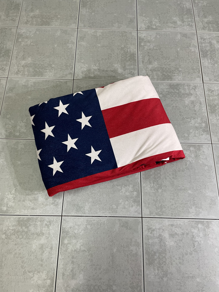 米軍放出品

US FLAG 星条旗 ブランケット 毛布

サイズ：約145×200cm

素材：コットン、ポリエステル

アメリカ国旗のブランケットです。

特に目立った汚れはなく、毛羽立ちもありません。

裏面は毛足の長いフワフワした肌触りです。

キャンプで使用するのも良し、ソファーにかけるだけでもとてもおしゃれなアイテムになります。

※画像の程度とは若干異なる場合がございますので予めご了承下さい。
(キズ、へこみ、汚れ、穴あき、ほつれ、文字書入れ(名前、ナンバー)など