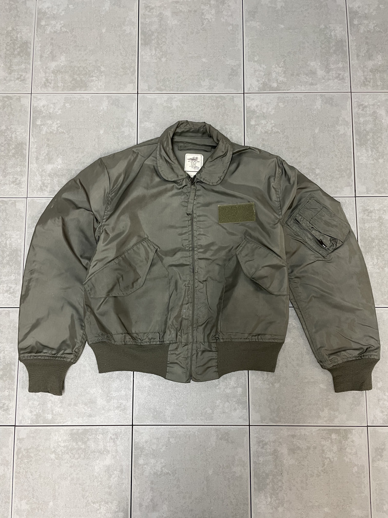 米軍放出品 軍用実物

JACKET FLYERS MENS SUMMER TYPE CWU-36P フライトジャケット セージグリーン

カラー:セージグリーン

サイズ:L
着丈:約64cm　身幅:約56cm　肩幅:約49cm　袖丈:約63cm

素材:アラミド繊維100%

1990年代　

YKK USAジッパー

アメリカ軍で採用されている10度から30度のライトゾーン気温域で着用されるフライトジャケット

ほとんど汚れ見当たらないです、穴あき、油・土汚れ一切ありません。

画像では色褪せを感じますがアラミド繊維による光の反射ですので色褪せも無しです。

リブもとても綺麗に残っております。

※画像の程度とは若干異なる場合がございますので予めご了承下さい。
(キズ、へこみ、汚れ、穴あき、ほつれ、文字書入れ(名前、ナンバー)など