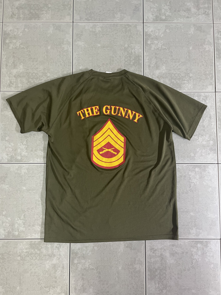 米軍放出品

USMC プリントTシャツ OD

USMC UNIVERSITY NONCOMMISSIONED OFFICER

THE GUNNY

カラー:OD

サイズ:L
着丈:約67cm　身幅:約52cm　裄丈:約45cm　袖下:約13cm

素材:ポリエステル

胸ワンポイント、バックにプリントがございます。

ランニング、スポーツ、アウトドア、夏場の寝間着におすすめ。

※画像の程度とは若干異なる場合がございますので予めご了承下さい。
(キズ、へこみ、汚れ、穴あき、ほつれ、文字書入れ(名前、ナンバー)など