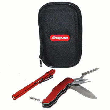 SNAP-ON スナップオン

Pen Light Function Knife kit
ペンライト マルチナイフキット
専用ケース付き

工具メーカーではとても人気の高いスナポン。

マルチナイフ
・ナイフ(ノコギリ部有)
・ペンチ(配線、針金用カッター付)
・＋/-　ドライバ
全長：　110mm(収納時)

ペンライト　単４電池/２本使用
超寿命で明るいLEDライト使用
アルミボディに赤いアルマイト塗装
クリップ付で、胸ポケなどにさして常備できます。

全長：　145mm
直径：　14mm
単4電池2本使用(電池付属)

専用収納ケース(ポーチ)付
サイズ180mm×120mm×厚み45mm