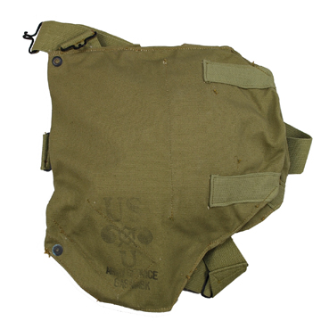 米軍払い下げ品 軍用実物

WW2 U.S. ARMY M2A2 SERVICE GAS MASK BAG

第二次世界大戦頃にアメリカ陸軍で使用されていたコットン製のガスマスク専用バッグです。
メインフラップ部分はドットボタンで固定されており着脱もスムーズです。

なかなかお目にかかれない貴重なアイテムです。
コレクション、普段用カバンとしていかがでしょうか？

【サイズ】
サイズ:約38.5×34.5cm
