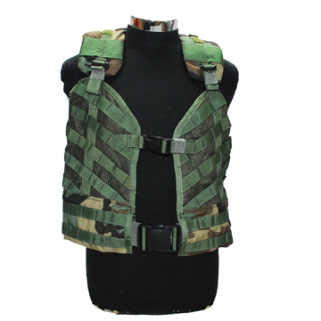 米軍放出品 軍用実物

SAFARILAND LOAD BEARING VEST

SAFARILAND ロードベアリングベスト

ボディーがメッシュタイプでフロントには2箇所のファスティックでロック出来る様になっています。内側にはメッシュタイプのポケットが左右に付いております。

ベストの表面にはウェビングテープが付いているので、MOLLE対応のポーチ類を好きな位置に装着が可能です。ショルダーパッドは厚手になっており肩への負担を減少、サイズ調整は身丈身幅の調整を可能としております。

サバイバルゲームやミリタリー装備品多目的なベストとしていかがでしょうか?
