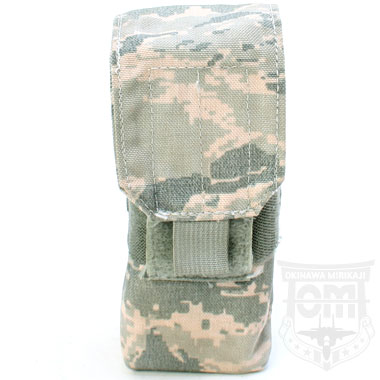 米軍払下げ 軍用実物

M4 ダブルマガジンポーチ

カラー：ABU

サイズ：約18×8×7cm

ABUカラー ナイロン製

M4マガジンが2本収納可能。
ベルクロタイプで開閉がスムーズです。

※米軍放出品の為、画像の程度とは若干異なる場合がございますので予めご了承下さい。
(キズ、へこみ、汚れ、穴あき、ほつれ、文字書入れ(名前、ナンバー)など
