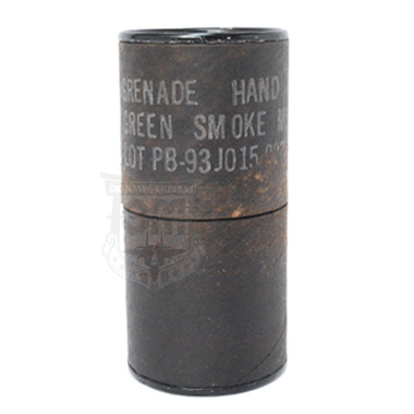 米軍放出品 軍用

GRENADE HAND GREEN SMOKE M18

M18スモークグレネードを収納する専用ケースです。
厚紙のような素材を使用しており、筒状となっております。

※画像と印字・状態が異なります。

【サイズ】
直径：約7.5cm
高さ：約16cm
