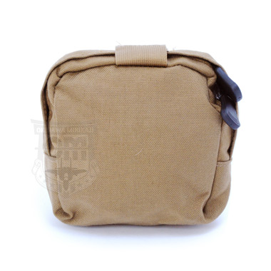 米軍放出品 パラクレイト

PARACLETE GENERAL PURPOSE POUCH

コヨーテカラー ナイロン製

PARACLETE社製、ジップ開閉式のコンパクトな多目的ポーチ
バック部のベルトで他の装備品への取り付けが可能。

内部はモノを固定できる用ゴムバンドが取り付けられております(3つに仕切りあり、幅5cm程)。


【サイズ】
約13×15×4cm