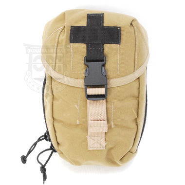 米軍放出品

TACTICAL TAILOR MEDIC POUCH TAN

TACTICAL TAILOR製のメディックポーチです。
医療物資の運搬を目的として設計されており、内部に収納したアイテムを素早く取り出せる構造をしております。

内部には大き目のメッシュポーチが2つ付いており中に何を入れたのか一目でわかるよう仕組みとなっております。
デュアルジッパーにより左右どちらからでも開閉することが可能です。

中央に配置された十字のウェビングクロスは医療に関係していることを示しているとのことです。


【サイズ】
サイズ:約22×15×6cm
