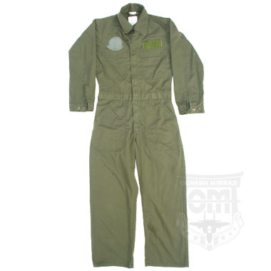 米軍放出品 軍用実物

COVERALLS UTILITY OD
ミリタリー ユーティリティー カバーオール

ポリエステル65％ コットン35％、ジッパータイプ、ODカラーの薄手でポケットがフロント両胸2ヶ所、両腰に2ヶ所、お尻に2ヶ所の計6ヶ所あります。

※こちらの商品はベルクロが付属していない場合がございますのでご了承下さい。
