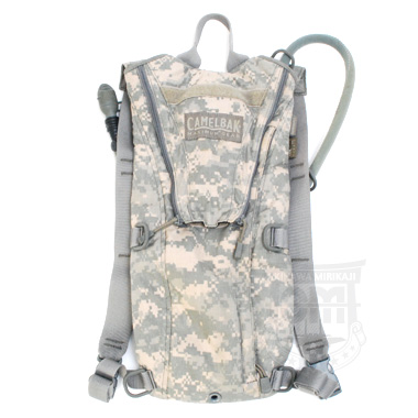 米軍放出品

CAMELBAK MAXIMUM GEAR 
THERMOBAK 3L (キャメルバック) 

ハイドレーションパック

カラー：ACU

サイズ：100oz 3L

キャメルバッグ社製

アメリカ陸軍で使用されているいるリュックタイプの水筒です。

専用のチューブにて水分補給が可能となっております。

バックとリザーバー(水筒)のセットです。

沖縄では米兵がリュックを背負ってランニングしているのを見かけます。

※ハイドレーションチューブの色が異なる場合がございます。

※米軍放出品の為、画像の程度とは若干異なる場合がございますので予めご了承下さい。
(キズ、へこみ、汚れ、穴あき、ほつれ、色味、文字書き入れなど)