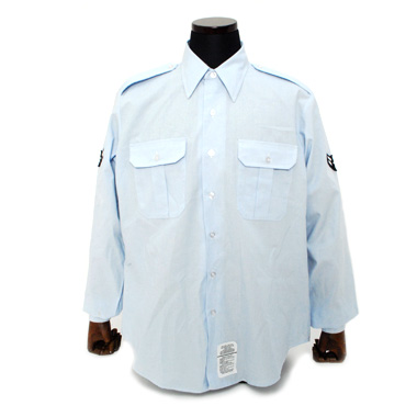 米軍払い下げ品 軍用実物

MANS LONG SLEEVE DRESS SHIRTS BLUE 1550 ドレスシャツ

ブルードレス メンズシャツ

素材：ポリエステル65％/コットン35％

アメリカ空軍礼服用のサックスカラーのドレスシャツです。

シンプルなデザインですが、ジーンズなどにも良く合うシャツです。

普段用のシャツとしていかがでしょうか?

※イメージ画像とタグやワッペンの有無など、仕様が若干異なる場合がございます。予めご了承くださいませ。
