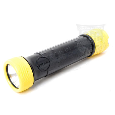 米軍払い下げ品 米軍実物

FULTON PERMISSIBLE ELECTRIC FLASHLIGHT

アメリカ、FULTON社製の懐中電灯です。

スイッチの切り替えで点灯、点滅が可能、光信号で合図を送る際に使用されたりします。

ボディーはプラスチック製のイエロー/ブラックカラー、市販の単1電池2本で使用する事ができます。

※電池は付属しておりません。

【サイズ】
サイズ:約21cm(直径5cm)

《フルトン フラッシュライト》
