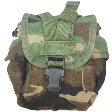 米軍放出品 軍用実物

MOLLE 1QTキャンティーン／ユーティリティーポーチ

ウッドランド迷彩のナイロン製の1QTキャンティーンポーチです。
多目的ポーチとしても使用されています。

【サイズ】
サイズ:1QT(約16×13×6cm)
