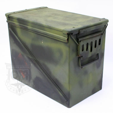 米軍払い下げ品 軍用実物

US AMMOBOX CNU-405/E

鉄製、カモフラージュ
サイズ:約36.5×46×26.5cm

米軍が弾薬を入れる鉄製のボックス

通常のAMMO　BOXにペイントが施されている
珍しいタイプです。

フタはゴムパッキンとなっているので、防水効果もあります。

取っても付いており何かと便利なボックスなので、
工具入れ、ガレージ、ディスプレイ等にいかがでしょうか？

※中古放出品の為、多少さびつきがございます。
※フタが開けにくくなっております。
