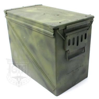 米軍払い下げ品 軍用実物

US AMMOBOX CNU-405/E

鉄製、カモフラージュ
サイズ:約36.5×46×26.5cm

米軍が弾薬を入れる鉄製のボックス

通常のAMMO　BOXにペイントが施されている
珍しいタイプです。

フタはゴムパッキンとなっているので、防水効果もあります。

取っても付いており何かと便利なボックスなので、
工具入れ、ガレージ、ディスプレイ等にいかがでしょうか？

※中古放出品の為、多少さびつきがございます。
※フタが開けにくくなっております。
