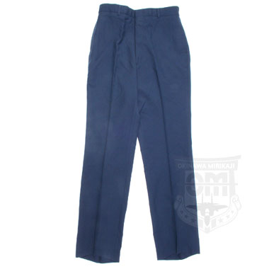 米軍払い下げ品 軍用実物

TROUSERS MENS SERVICE POLY/WOOL SERGE AF BLUE 1620

カラー：ネイビー

素材：ポリー55％　ウール45％

式典等に着用されるドレスパンツ
フロントジッパー仕様
ジッパー:YKKまたはTALON

※こちらの商品はタグや仕様が若干異なる場合がございます。