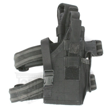 米軍払い下げ品

BLACKHAWK LEG HOLSTER
レッグホルスター　右利き用

ナイロン製の右利き用ホルスター
ピストルマガジンを収納するポーチを設けており、
機能性に優れた作りとなっております。

レッグホルダー部分にはゴム素材を使用し
グリップ力のある安定したホルスターです。

※こちらの商品はアタッチメントのベルクロ部分にダメージが少々ございます。

※中古品の為、機能は衰えます。